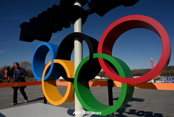 베이징 시내에 설치된 올림픽 오륜 마크의 조형물 모습. /AFPBBNews=뉴스1