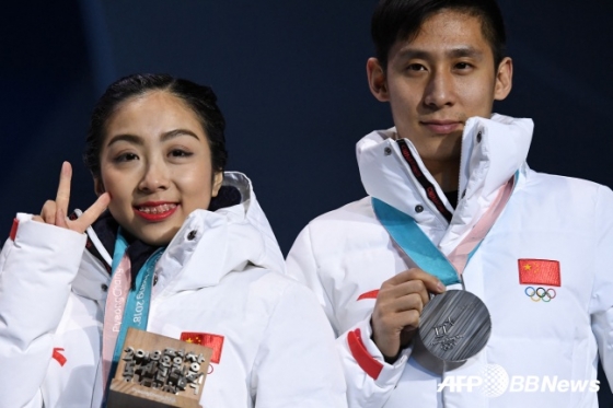 2018 평창 동계올림픽에서 피겨스케이팅 페어 부문 은메달을 차지한 쑤이원징(왼쪽)-한충./AFPBBNews=뉴스1