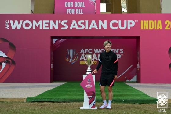 한국 여자 축구의 영원한 에이스 지소연이 6일(한국시간) 중국과 2022 AFC 여자 아시안컵 결승전에 앞서 우승 트로피와 함께 포즈를 취하고 있다. /사진=대한축구협회 제공