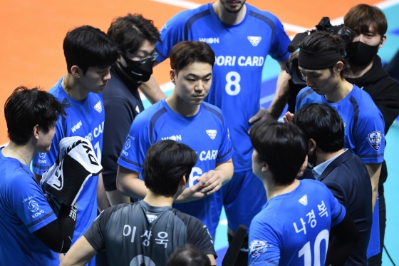 하승우(가운데)가 신영철(오른쪽 양복 입은 이) 감독의 지시를 듣고 있다./사진=KOVO