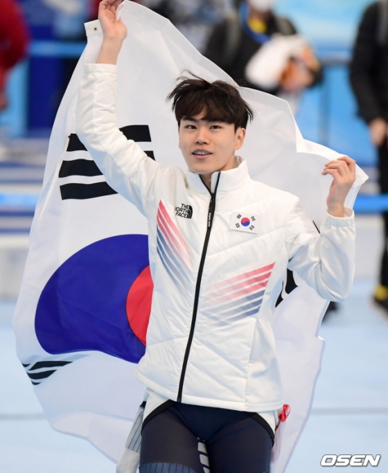8일 남자 스피드 스케이팅 1500m서 동메달을 확정 지은 대한민국 김민석이 태극기를 들고 관중석을 향해 인사하고 있다. /사진=OSEN