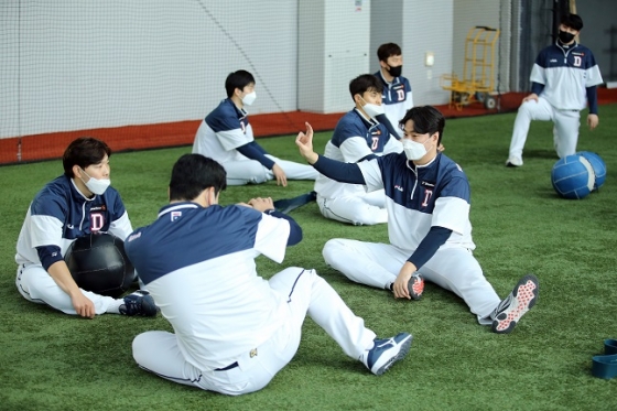 5일 이천 두산베어스파크에서 열린 두산의 2022시즌 스프링캠프에서 선수들이 대화를 나누고 있다. /사진=두산 베어스