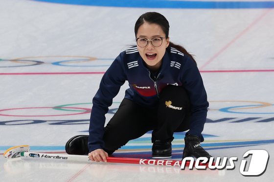 11일 중국 베이징 국립아쿠아틱센터에서 열린 2022 베이징 동계올림픽 여자 컬링 단체전 대한민국과 영국의 경기에서 김은정이 스위핑을 지시하고 있다. /사진=뉴스1