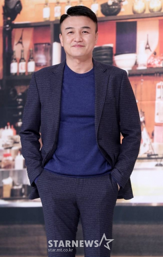 배우 박중훈이 19일 오후 서울 영등포구 타임스퀘어 아모리스홀에서 진행된 올리브 &#039;국경없는 포차&#039; 제작발표회에 참석해 포즈를 취하고 있다. /사진=김휘선 기자 hwijpg@