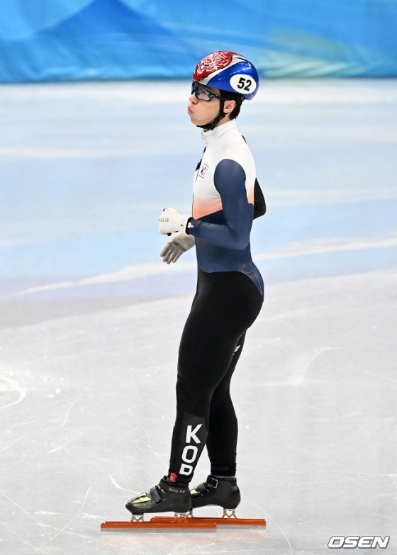 7일 중국 베이징 캐피털 인도어 스타디움에서 2022 베이징 동계올림픽 남자 쇼트트랙 1000ｍ 준결승에서 대한민국 황대헌이 실격에 아쉬워하고 있다. /사진=OSEN