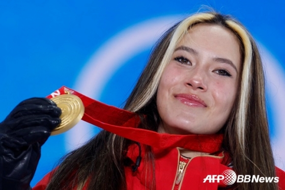 에일린 구가 지난 18일 베이징동계올림픽 프리스타일 스키 하프파이프 시상식에서 금메달을 들어보이고 있다. /AFPBBNews=뉴스1