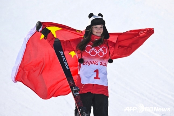 중국 국기를 들고 세리머니를 하는 에일린 구.  /AFPBBNews=뉴스1