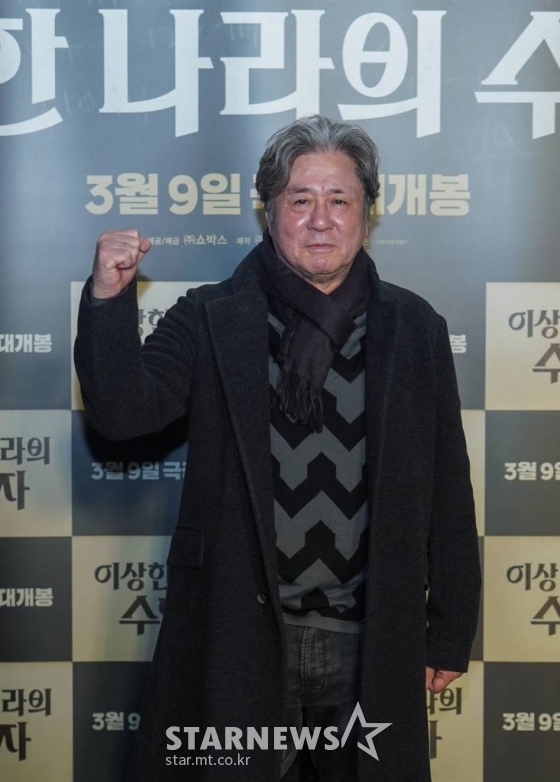 배우 최민식이 22일 오후 서울 서울 광진구 롯데시네마 건대입구점에서 진행된 영화 &#039;이상한 나라의 수학자&#039;(감독 박동훈) 언론시사회 및 기자간담회에 참석해 포즈를 취하고 있다.  신분을 감추고 고등학교 경비원으로 일하는 탈북한 천재 수학자가 수학을 포기한 학생을 만나며 벌어지는 영화 &#039;이상한 나라의 수학자&#039;는 내달 9일 개봉된다. /사진제공=쇼박스 2022.02.22 /사진=이동훈 기자 photoguy@