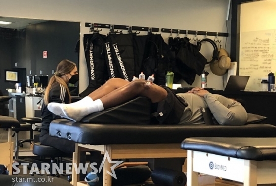 한 NFL 선수가 미국 애리조나 피닉스에 있는 전문 트레이닝센터에서 침과 부항 치료를 받고 있다.  /사진=이상희 통신원