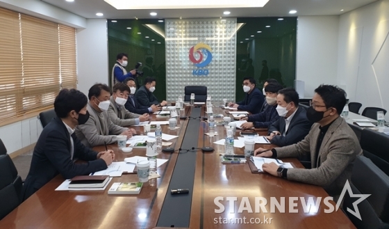 2일 오후 서울 도곡동 KBO 야구회관에서 열린 2022년 KBO 3차 이사회에서 각 구단 대표들이 대화를 나누고 있다./사진=심혜진 기자