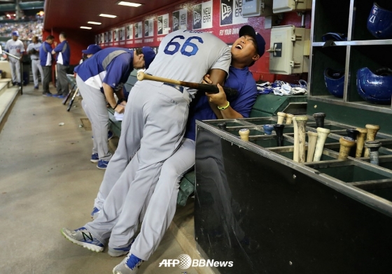 2014년 LA 다저스에서 함께 뛰던 시절, 더그아웃에서 장난을 치고 있는 류현진과 푸이그의 모습. /AFPBBNews=뉴스1