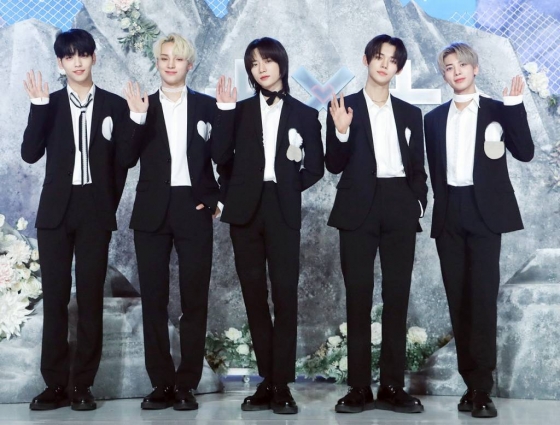 그룹 투모로우바이투게더(TXT)가 31일 오후 온라인으로 진행된 두 번째 정규 앨범 &#039;혼돈의 장: FREEZE&#039; 발매 기념 쇼케이스에 참석해 포즈를 취하고 있다.  투모로우바이투게더의 타이틀곡 &#039;0X1=LOVESONG (I Know I Love You) feat. Seori&#039;(제로 바이 원 러브송)은 트렌디한 하이브리드 팝 록 장르의 곡으로, 혼돈 속에서 만난 너를 향한 사랑만은 확실하다고 믿는 소년의 &#039;자기 확신적&#039; 사랑을 노래한다. 모든 것이 제로(0)인 세계에서 영혼에 구멍(0)이 뚫린 소년에게 다가온 한 명(1)의 소녀를 만난 이야기를 등식으로 표현한 제목이 흥미를 유발한다. / 사진제공 = 빅히트뮤직