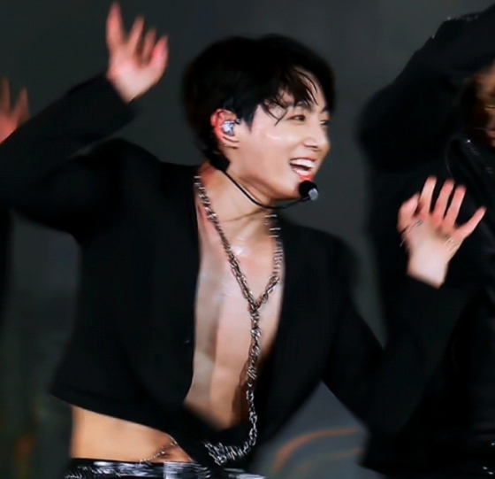 방탄소년단 정국 단추 과감히 파업..아미들에게 기쁨 선사 | 스타뉴스