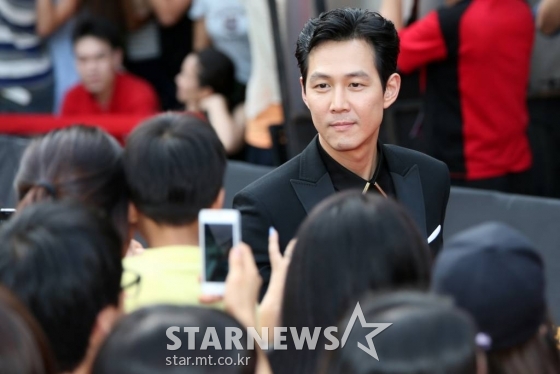   배우 김수현과 전지현, 최동훈 감독, 이정재, 김혜수, 김윤석이 24일 오후 서울 삼성동 코엑스 아셈광장에서 열린 영화  &#039;도둑들&#039; 레드카펫 행사에 참석해 팬들과 인사를 나누고 있다.  &#039;도둑들&#039;은 마카오박(김윤석 분)의 제안으로 모인 한국과 중국 도둑들이 희대의 다이아몬드 태양의 눈물을 훔치는 과정에서 벌어지는 일을 담은 범죄 스릴러 영화로 &#039;타짜&#039; &#039;전우치&#039; 등을 연출한 최동훈 감독이 메가폰을 잡고 김윤석 김혜수 전지현 이정재 김수현 등 충무로 톱스타들이 총출동했다. 오는 25일 개봉. /사진=임성균 기자 tjdrbs23@