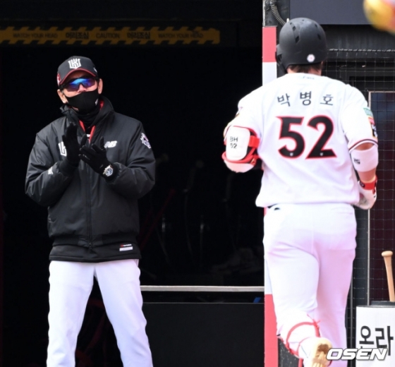 이강철(왼쪽) KT 감독이 21일 수원 한화전에서 홈런을 친 박병호를 맞이하고 있다.