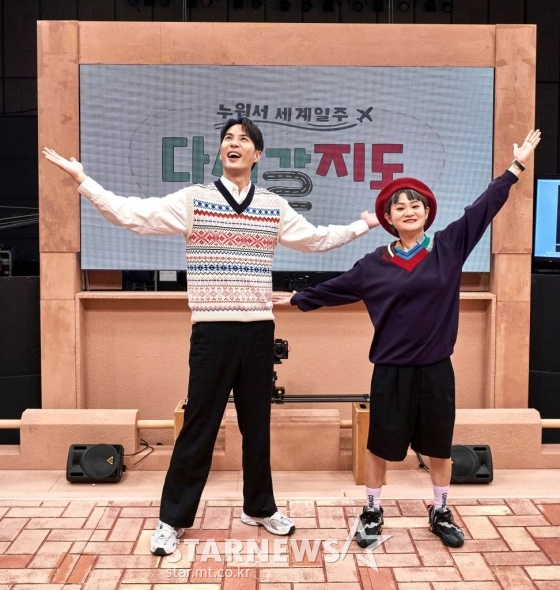 배우 김지석, 코미디언 김신영이 24일 오후 온라인 생중계로 진행된 채널S 새 예능 &#039;다시 갈 지도&#039; 기자간담회에 참석해 포즈를 취하고 있다.  &#039;다시 갈 지도&#039;는 코로나 시대에 꽉 막힌 하늘 길을 뚫어줄 단 하나의 지도, 당신의 그리운 기억 속 해외 여행을 현실로 만들어주는 랜선 세계 여행 프로그램이다. /사진제공=채널S 2022.03.24 /사진=이동훈 기자 photoguy@