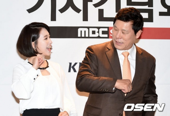 지난 2015년 MBC스포츠플러스 기자간담회에 참석한 허구연(오른쪽) 당시 해설위원과 김선신 아나운서가 포즈를 취하고 있다. /사진=OSEN