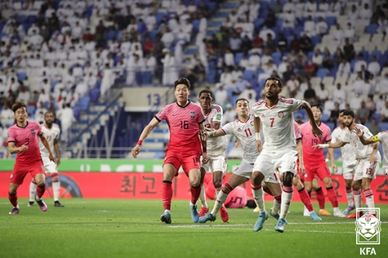 황의조(16번)가 29일 아랍에미리트연합(UAE)과의 2022 카타르 월드컵 아시아 최종예선 A조 최종전에서 상대와 자리 다툼을 하고 있다. /사진=대한축구협회