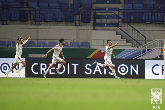 UAE 공격수 하렙 압둘라(맨 오른쪽)가 29일 열린 한국과의 2022 카타르 월드컵 아시아 최종예선 A조 10차전에서 골을 넣은 뒤 기뻐하고 있다. /사진=대한축구협회