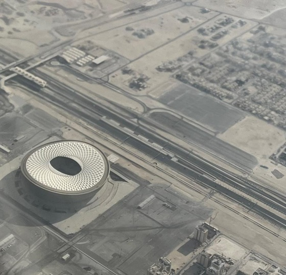 황량한 카타르 월드컵 경기장 주변. /사진=스포츠바이블 캡처