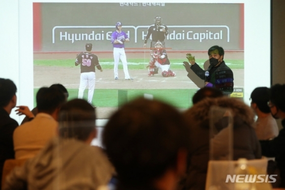 허운 KBO 심판위원장이 지난 3월 23일 서울 중구 소공동 웨스틴조선호텔 서울에서 열린 2022년 스트라이크 존 설명회에서 스트라이크 존 정상화에 대해 설명하고 있다. /사진=뉴시스