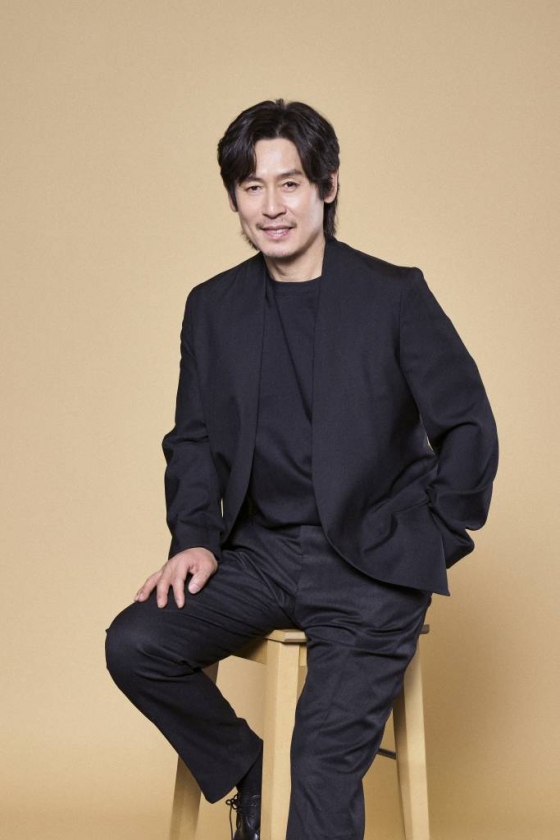 넷플릭스 영화 &#039;야차&#039;(감독 나현)의 주연배우 설경구가 13일 오전 화상으로 진행된 인터뷰를 위해 포즈를 취하고 있다.  스파이들의 최대 접전지 중국 선양에서 일명 &#039;야차&#039;가 이끄는 국정원 비밀공작 전담 블랙팀과 특별감찰 검사, 그리고 각국 정보부 요원들의 숨막히는 접전을 그린 첩보 액션 영화 &#039;야차&#039;는 전 세계 영화 부문 3위에 랭크됐다. /사진제공=넷플릭스 2022.04.13