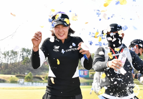 박지영(왼쪽)이 우승 확정 후 기뻐하고 있다. /사진=KLGPA 제공