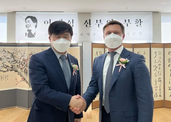 우크라이나 참사관 루스람 뎀자크(사진 오른쪽), 이태석재단이 한국국민의 사랑을 우크라이나 국민들에 전하는 가교역할을 하겠다고 약속했다./사진제공=이태석 재단