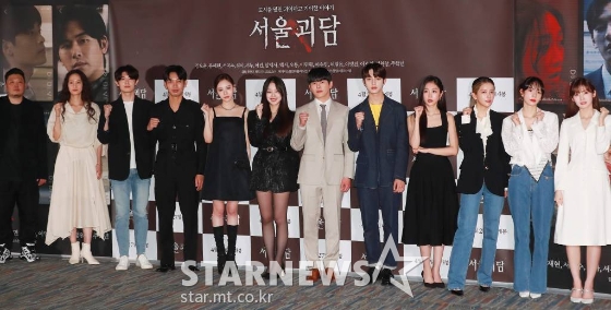 홍원기 감독, 배우 이영진, 정원창, 김도윤, 이열음, 이수민, 이호원, 봉재현, 서지수, 엑시, 설아, 아린이 18일 오후 서울 메가박스 코엑스에서 진행된 영화 &#039;서울괴담&#039;(감독 홍원기) 언론시사회에 참석해 포즈를 취하고 있다.  &#039;서울괴담‘은 복수, 욕망, 저주에서 시작된 죽음보다 더한 공포를 선사하는 괴이하고 기이한 10가지 이야기를 다룬 옴니버스 영화다. /2022.4.18 /사진=이동훈 기자 photoguy@