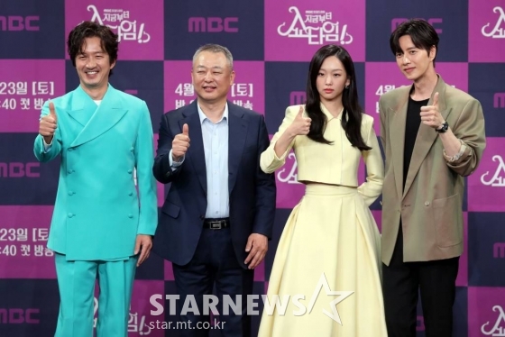 배우 정준호, 이영민PD, 진기주, 박해진이 22일 오후 서울 마포구 상암동 MBC에서 진행되는 MBC토일드라마 &#039;지금부터 쇼타임&#039; 제작발표회에서 참석해 포즈를 취하고 있다. MBC토일드라마 &#039;지금부터 쇼타임&#039;은 카리스마 마술사와 신통력을 지닌 열혈 순경의 귀신 공조 코믹 수사극으로 오는 23일 첫 방송된다. 2022.04.22 /사진=임성균 기자 tjdrbs23@