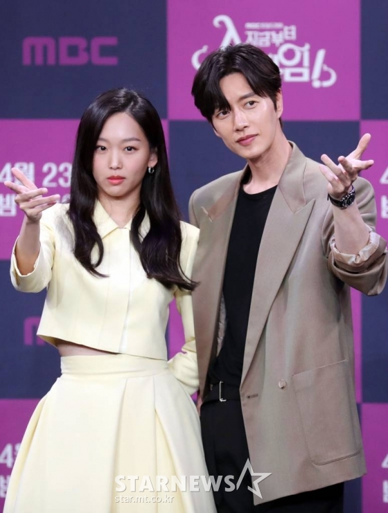 배우 박해진, 진기주가 22일 오후 서울 마포구 상암동 MBC에서 진행되는 MBC토일드라마 &#039;지금부터 쇼타임&#039; 제작발표회에서 참석하고 있다. MBC토일드라마 &#039;지금부터 쇼타임&#039;은 카리스마 마술사와 신통력을 지닌 열혈 순경의 귀신 공조 코믹 수사극으로 오는 23일 첫 방송된다. 2022.04.22 /사진=임성균 기자 tjdrbs23@