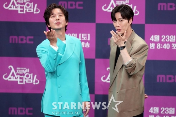 배우 정준호와 박해진이 22일 오후 서울 마포구 상암동 MBC에서 진행되는 MBC토일드라마 &#039;지금부터 쇼타임&#039; 제작발표회에서 참석해 포즈를 취하고 있다. MBC토일드라마 &#039;지금부터 쇼타임&#039;은 카리스마 마술사와 신통력을 지닌 열혈 순경의 귀신 공조 코믹 수사극으로 오는 23일 첫 방송된다. 2022.04.22 /사진=임성균 기자 tjdrbs23@