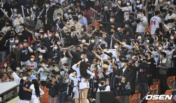 22일 오후 서울 잠실구장에서 2022 신한은행 SOL KBO리그 두산 베어스와 LG 트윈스의 경기가 열렸다. 경기장을 찾은 관중이 열띤 응원을 펼치고 있다. /사진=OSEN