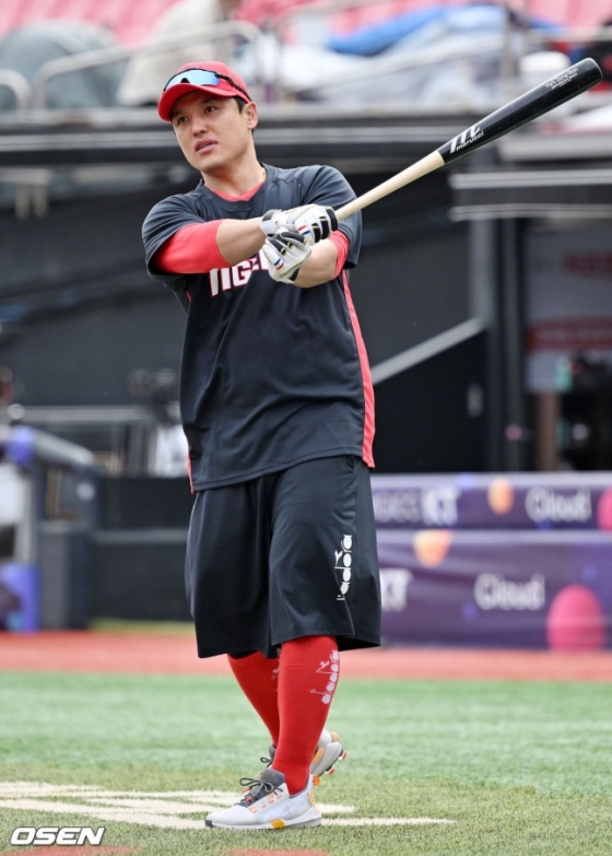 26일 경기 전 KIA 타이거즈로 이적한 박동원이 훈련을 하고 있다.
