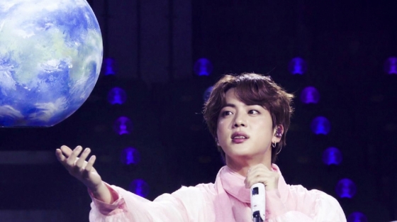 방탄소년단 진 'Moon' 아이튠즈 111개국 1위 달성..