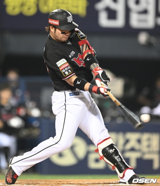 KT 박병호가 6일 두산전 6회초 무사 1루에서 2점 홈런을 날리고 있다. 