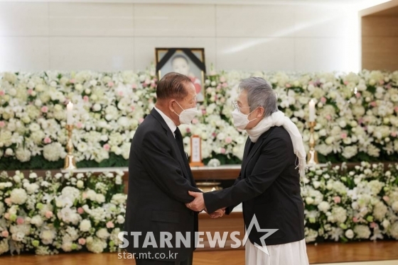 한국 영화의 큰 별 故 강수연의 빈소가 8일 삼성서울병원 장례식장에 차려진 가운데 김동호 장혜위원장이 조문객을 맞이하고 있다. /사진제공=故강수연배우장례위원회 /사진=이동훈 기자 photoguy@