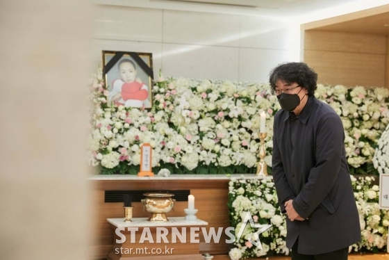 한국 영화의 큰 별 故 강수연의 빈소가 8일 삼성서울병원 장례식장에 차려진 가운데 봉준호 감독이 조문을 하고 있다. /사진제공=故강수연배우장례위원회 /사진=이동훈 기자 photoguy@