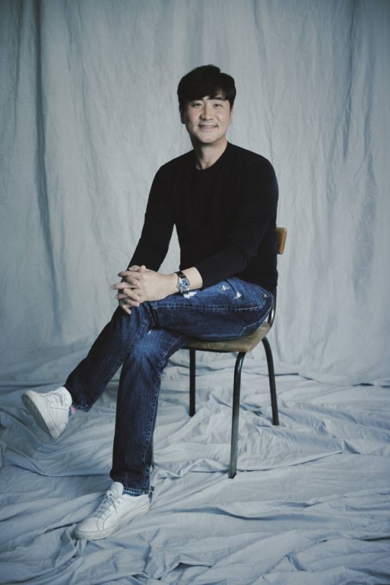 넷플릭스 오리지널 드라마 &#039;안나라수마나라&#039;의 김성윤 감독이 10일 오전 진행된 인터뷰를 위해 포즈를 취하고 있다.  &#039;안나라수마나라&#039;는 꿈을 잃어버린 소녀 윤아이와 꿈을 강요받는 소년 나일등 앞에 어느 날 갑자기 미스터리한 마술사 리을이 나타나 겪게 되는 이야기를 담은 판타지 뮤직 드라마다. /사진제공=넷플릭스 2022.05.10 /사진=이동훈 기자 photoguy@