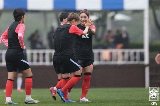 대표팀에서 훈련하고 있는 정영아(맨 오른쪽). /사진=대한축구협회 제공