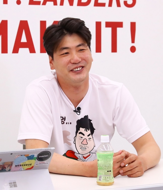 13일 인천 NC전을 앞두고 라이브 방송을 진행하는 김광현. /사진제공=SSG