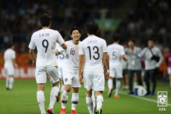 지난 2019년 FIFA U-20 월드컵 당시 이강인(가운데)이 오세훈(왼쪽)과 고재현 등 선수들과 인사하고 있다. 오세훈과 고재현은 이강인과 함께 이번 AFC U-23 아시안컵 명단에도 포함됐다. /사진=대한축구협회