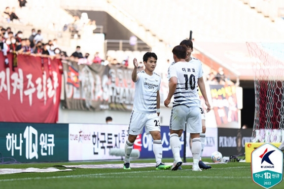 성남FC 구본철(왼쪽)이 21일 서울월드컵경기장에서 열린 FC서울 원정에서 골을 넣은 뒤 동료들과 기뻐하고 있다. /사진=한국프로축구연맹