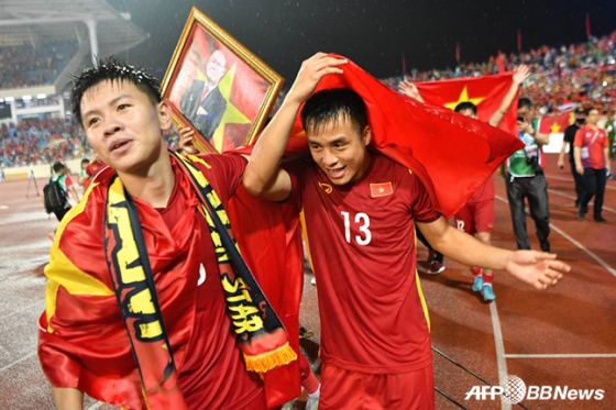 박항서 감독이 이끄는 베트남 U-23 축구대표팀 선수들이 2회 연속 SEA 게임 금메달을 차지한 뒤 세리머니를 펼치고 있다. /AFPBBNews=뉴스1