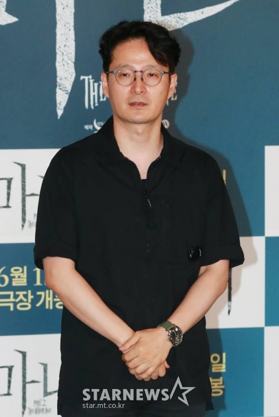 박훈정 감독이 24일 오전 서울 JW 메리어트 동대문 스퀘어 그랜드 볼룸에서 진행된 영화 '마녀2' 제작발표회에 참석해 포즈를 취하고 있다. 초토화된 비밀연구소에서 홀로 살아남아 세상 밖으로 나오게 된 소녀 앞에 각기 다른 목적으로 그를 쫓는 세력들이 모여들면서 벌어지는 일을 그린 액션 영화 '마녀 2'는 6월 15일 개봉한다. /2022.05.24 /사진=이동훈 기자 photoguy@
