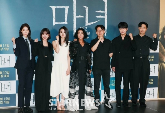 배우 서은수, 박은빈, 신시아, 조민수, 박훈정 감독, 배우 성유빈, 진구가 24일 오전 서울 JW 메리어트 동대문 스퀘어 그랜드 볼룸에서 진행된 영화 '마녀2'(감독 박훈정) 제작발표회에 참석해 포즈를 취하고 있다. 초토화된 비밀연구소에서 홀로 살아남아 세상 밖으로 나오게 된 소녀 앞에 각기 다른 목적으로 그를 쫓는 세력들이 모여들면서 벌어지는 일을 그린 액션 영화 '마녀 2'는 6월 15일 개봉한다. /2022.05.24 /사진=이동훈 기자 photoguy@