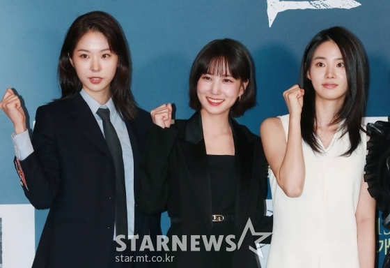배우 서은수, 박은빈, 신시아가 24일 오전 서울 JW 메리어트 동대문 스퀘어 그랜드 볼룸에서 진행된 영화 '마녀2'(감독 박훈정) 제작발표회에 참석해 포즈를 취하고 있다. 초토화된 비밀연구소에서 홀로 살아남아 세상 밖으로 나오게 된 소녀 앞에 각기 다른 목적으로 그를 쫓는 세력들이 모여들면서 벌어지는 일을 그린 액션 영화 '마녀 2'는 6월 15일 개봉한다. /2022.05.24 /사진=이동훈 기자 photoguy@