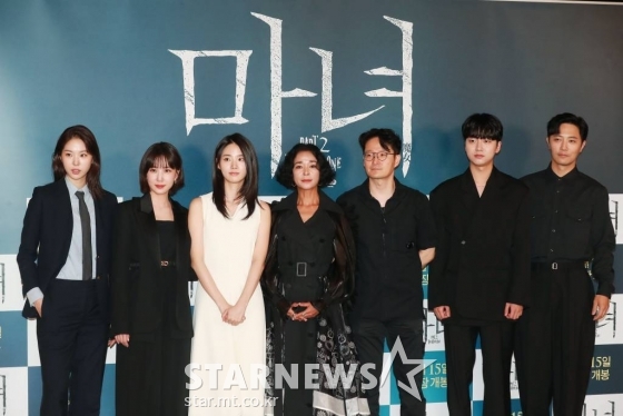 배우 서은수, 박은빈, 신시아, 조민수, 박훈정 감독, 배우 성유빈, 진구가 24일 오전 서울 JW 메리어트 동대문 스퀘어 그랜드 볼룸에서 진행된 영화 '마녀2'(감독 박훈정) 제작발표회에 참석해 포즈를 취하고 있다. 초토화된 비밀연구소에서 홀로 살아남아 세상 밖으로 나오게 된 소녀 앞에 각기 다른 목적으로 그를 쫓는 세력들이 모여들면서 벌어지는 일을 그린 액션 영화 '마녀 2'는 6월 15일 개봉한다. /2022.05.24 /사진=이동훈 기자 photoguy@