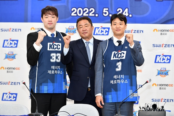 전주 KCC 이승현(왼쪽부터)과 전창진 감독, 허웅. /사진=KBL