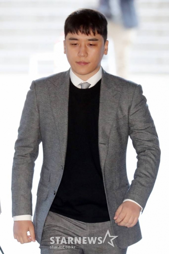  해외 원정도박 및 성매매 알선 등 혐의를 받는 그룹 빅뱅의 전 멤버 승리가 13일 오전 서초구 서울중앙지방법원에서 열리는 구속 전 피의자 심문(영장실질심사)에 출석하고 있다. /사진=이기범 기자 leekb@